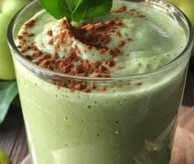 Refrescante Batido de Manzana Verde con Toque de Canela 🍏✨