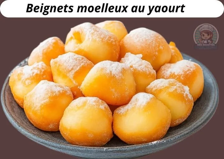 Beignets moelleux au yaourt fraîchement cuits et saupoudrés de sucre