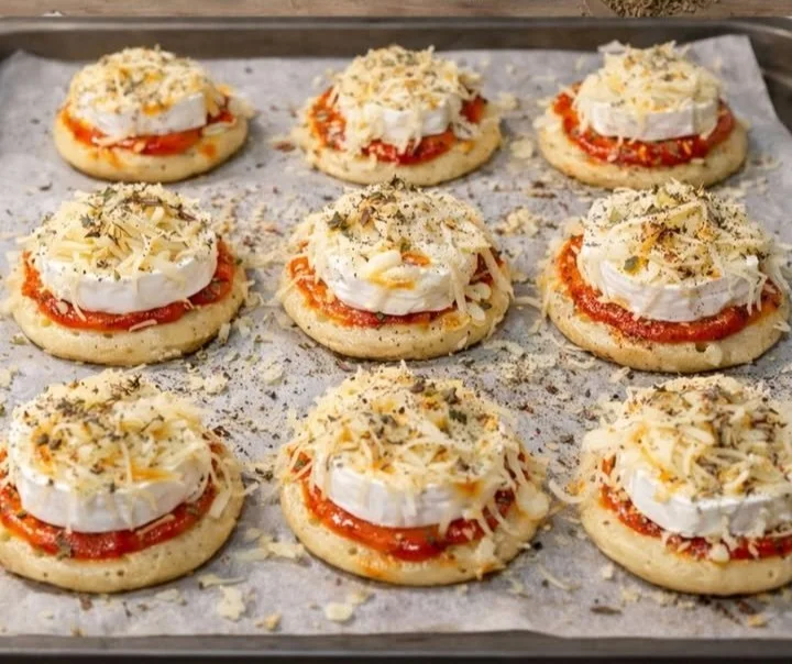 Mini blinis gratinés au chèvre et à la tomate, une délicieuse entrée