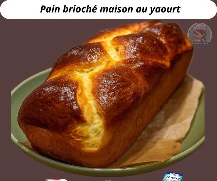 Pain brioché maison au yaourt, moelleux et doré, idéal pour le petit-déjeuner.