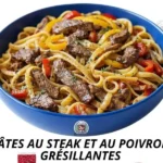 Pâtes au steak et au poivron grésillantes sur une assiette