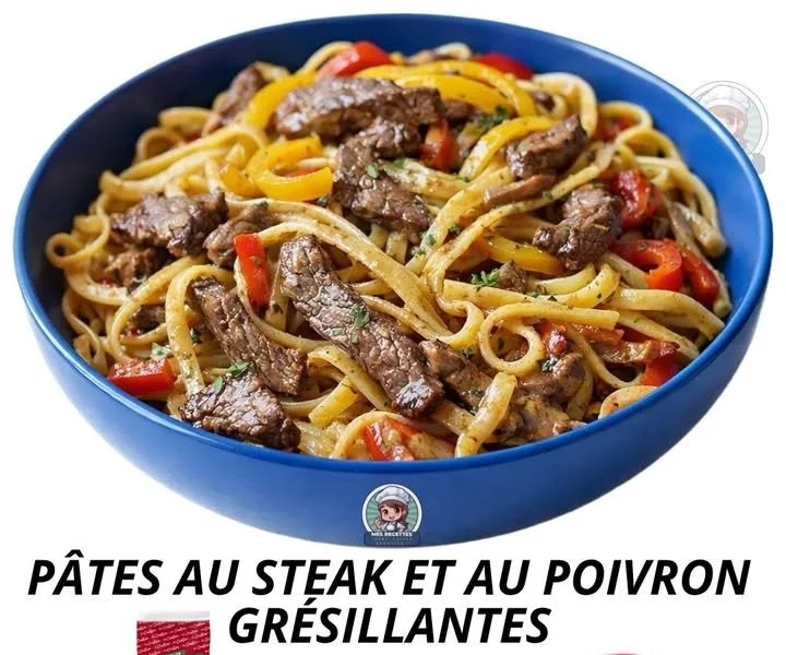 Pâtes au steak et au poivron grésillantes sur une assiette