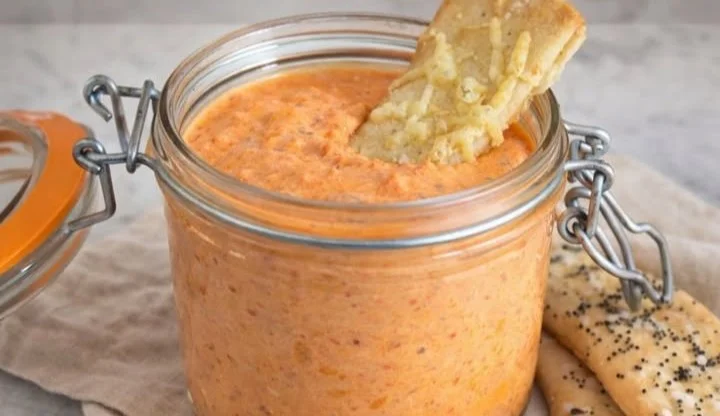 Poivronnade à la feta et yaourt, plat coloré et savoureux