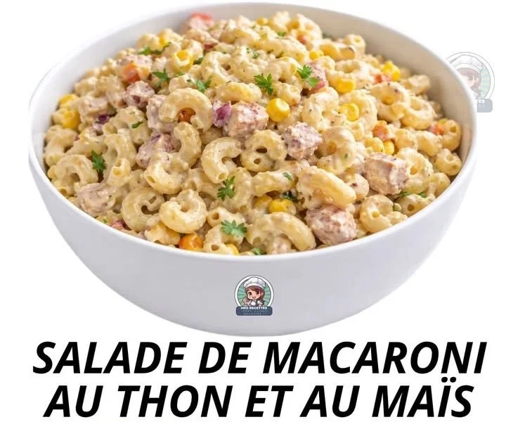 Salade de macaroni au thon et maïs dans un bol coloré