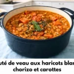 Sauté de veau aux haricots blancs, chorizo et carottes dans une assiette