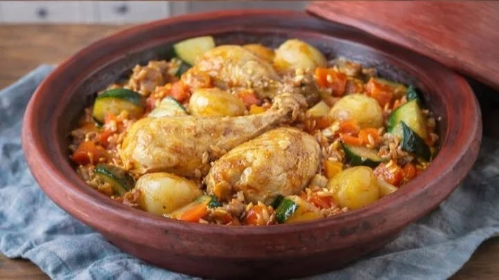 Tajine de Poulet traditionnel avec légumes et épices