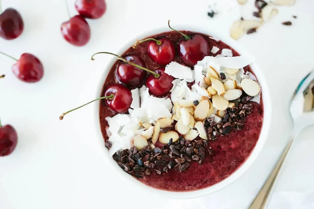Bol de smoothie aux cerises noires frais et savoureux