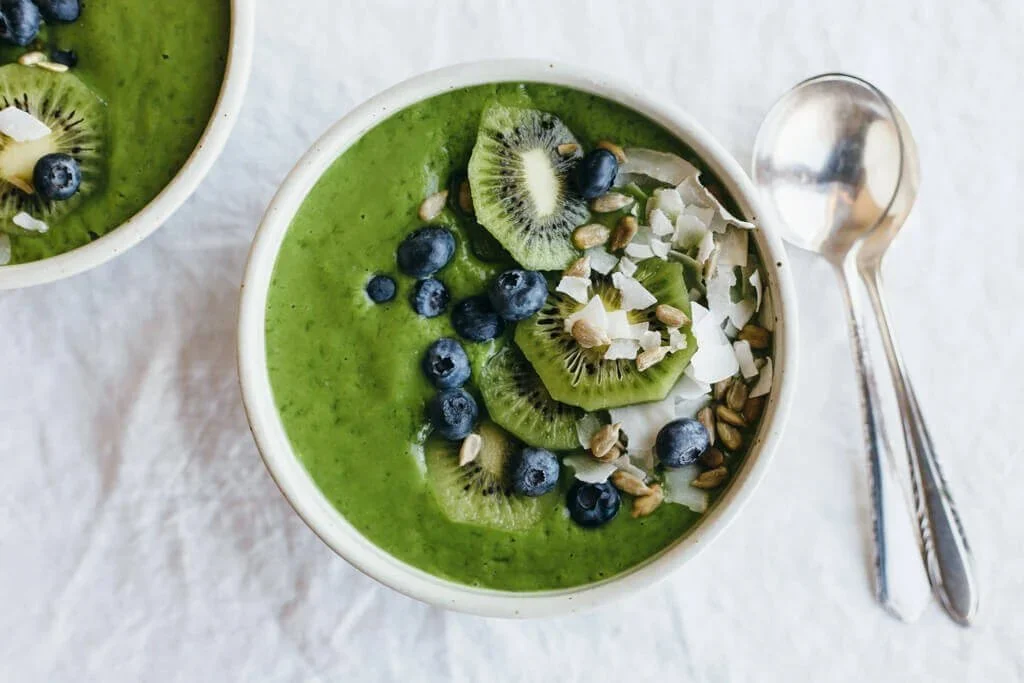 Bol de smoothie vert frais, healthy et nourrissant
