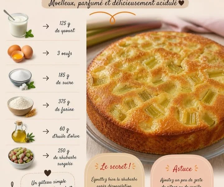 Gâteau au yaourt à la rhubarbe, moelleux et savoureux, prêt à déguster.