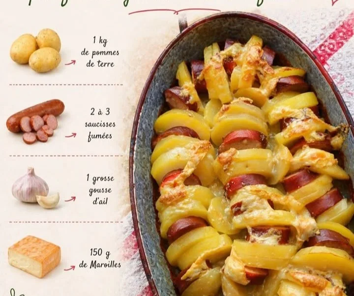 Gratin au Maroilles avec saucisses fumées, plat traditionnel savoureux.