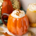 Tasse de latte aux épices de citrouille préparé à la mijoteuse