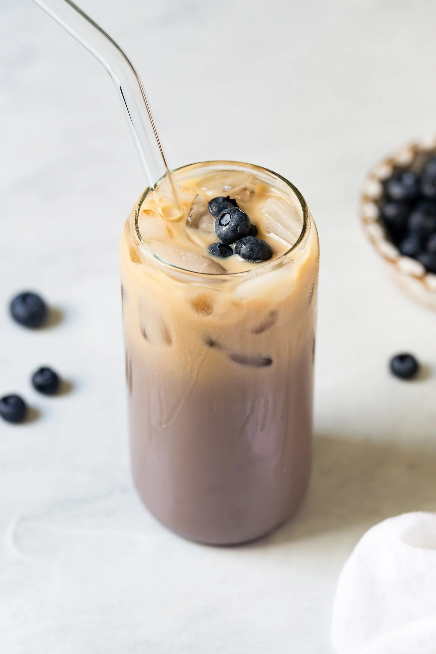 Latte glacé aux bleuets fait maison dans un verre transparent