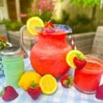Un verre de limonade fraîcheur aux fraises congelées avec des glaçons