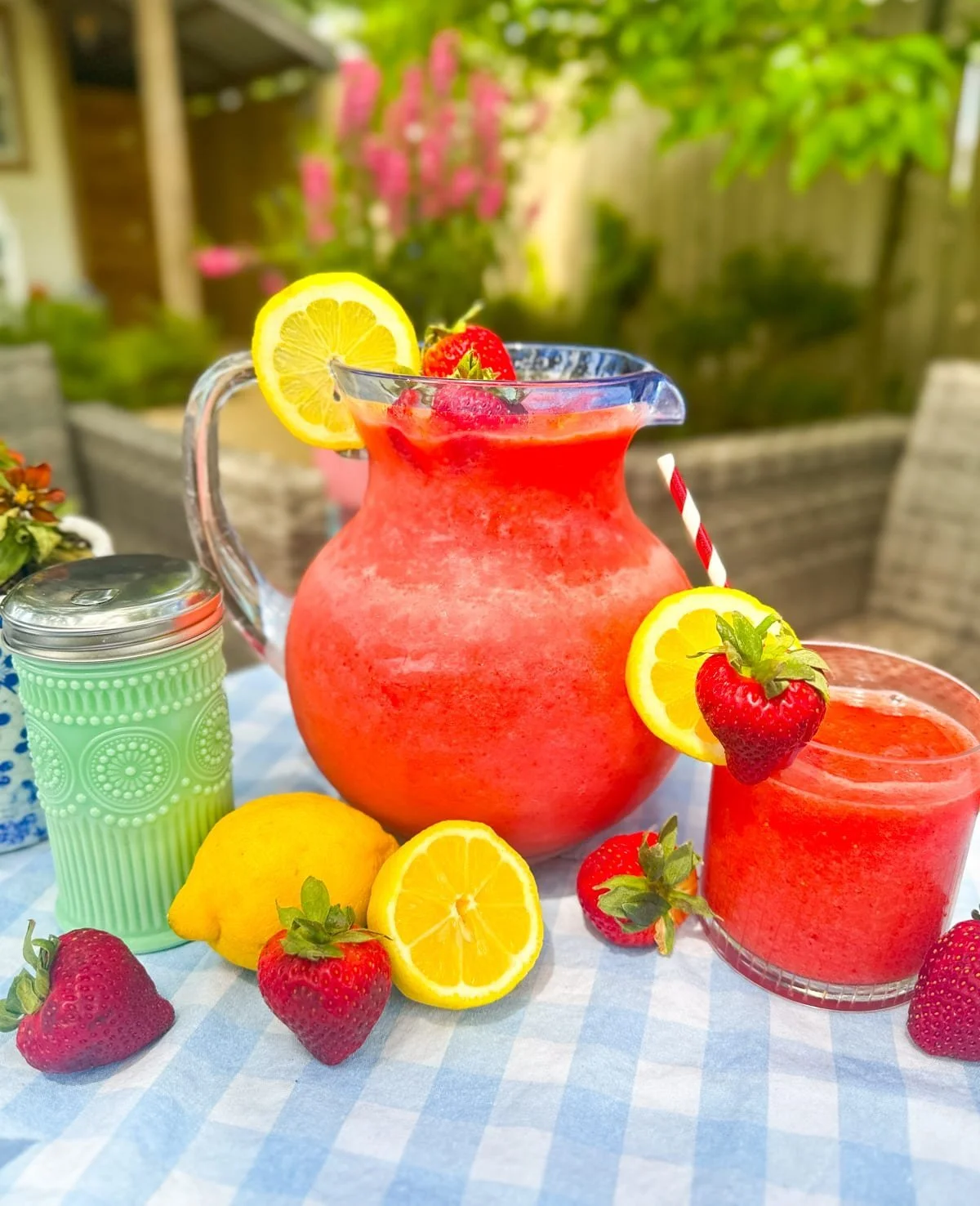 Un verre de limonade fraîcheur aux fraises congelées avec des glaçons