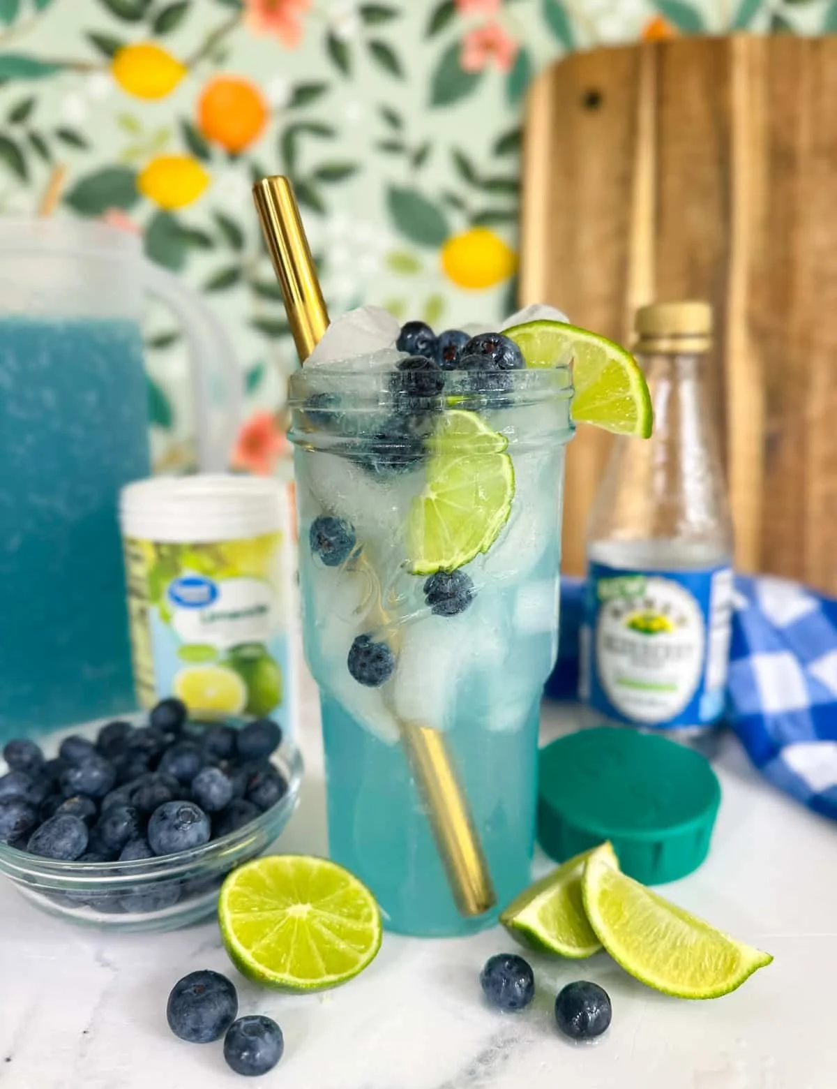 Bouteille de limonade myrtille parfaitement servie dans un verre