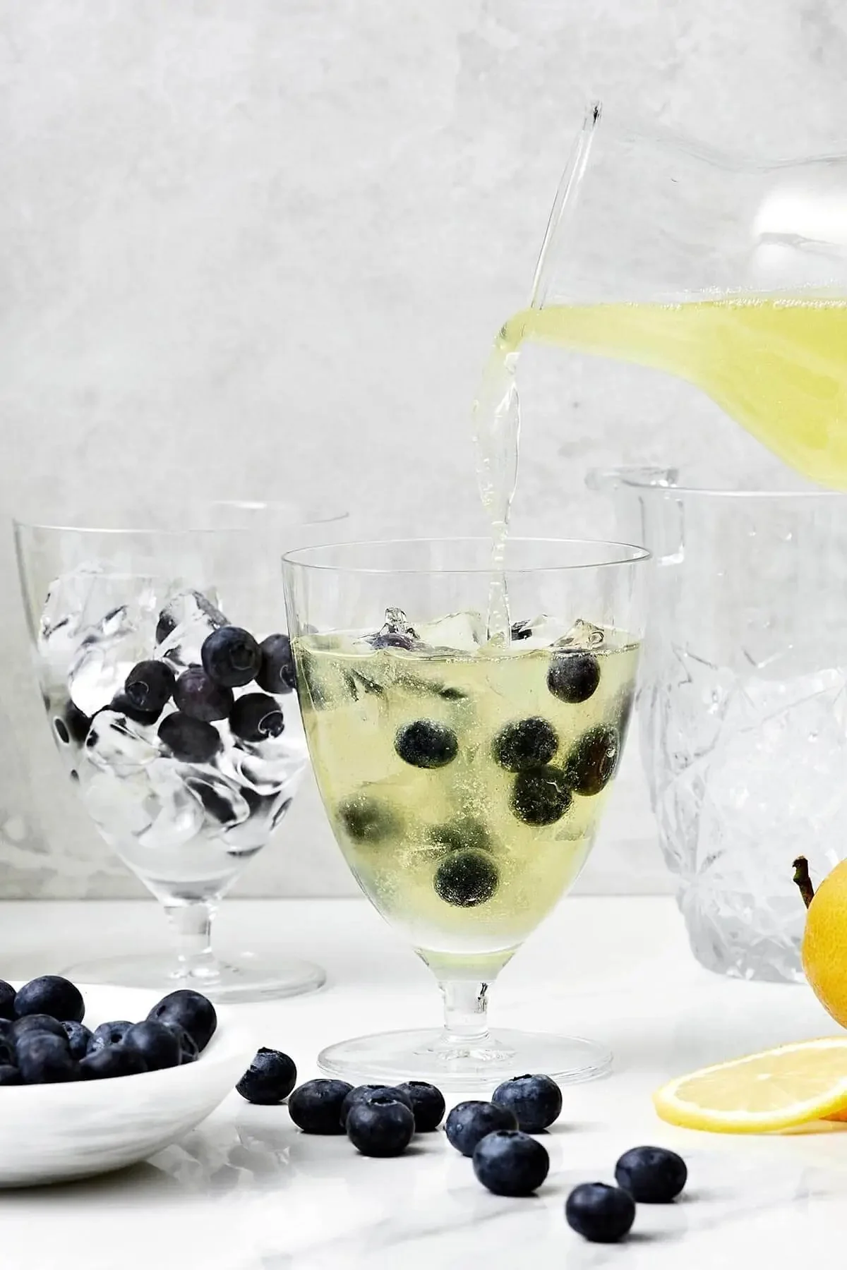 Bouteille de Limoncello Prosecco avec un verre sur une table