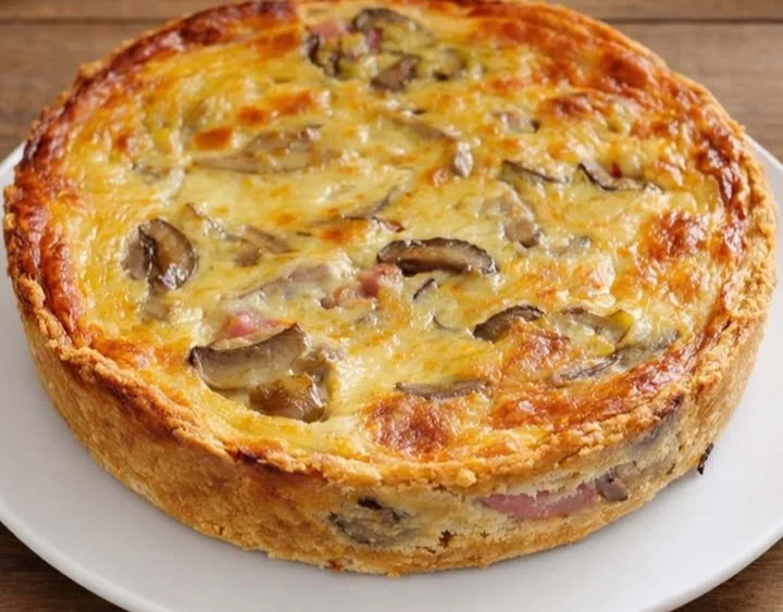 Quiche sans pâte au thon et champignons, un plat savoureux et facile à réaliser.