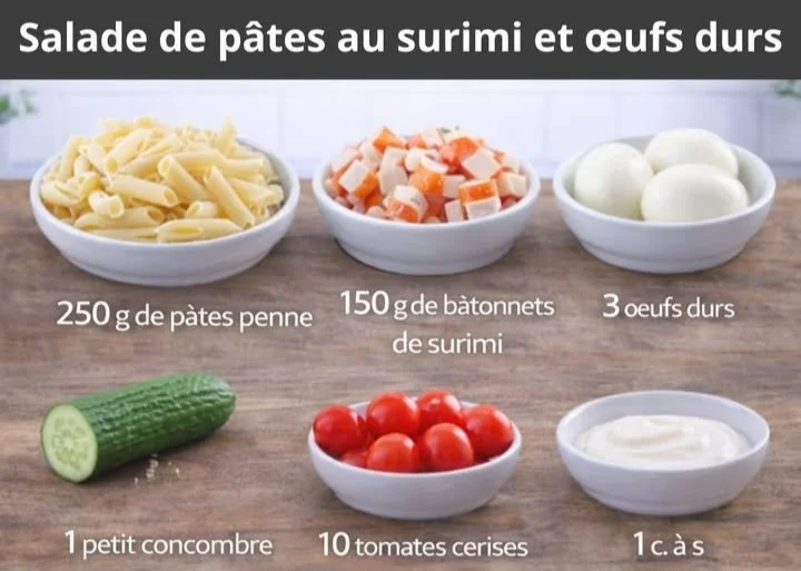 Salade de pâtes au surimi et œufs durs, un plat frais et savoureux.
