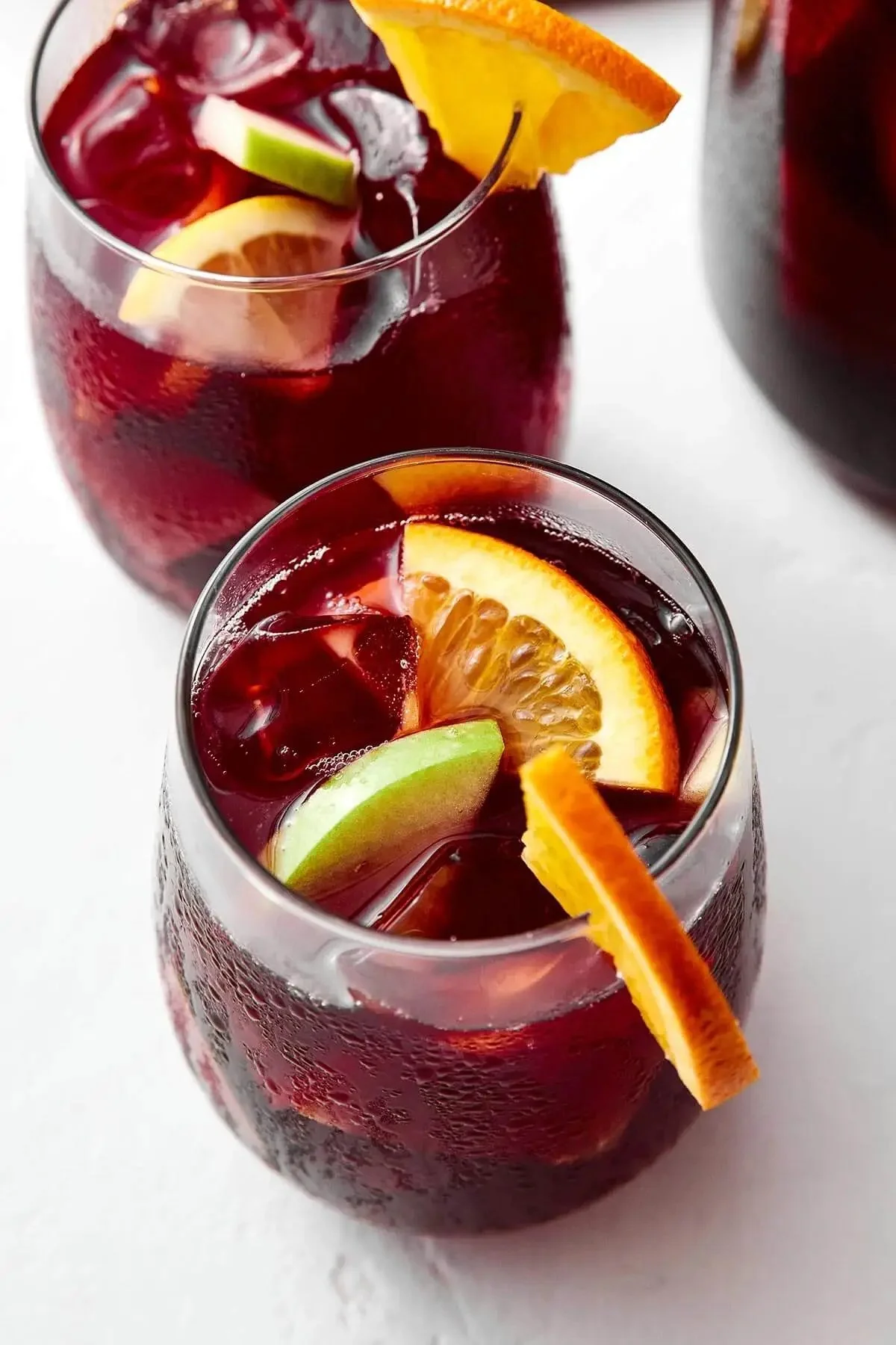 Verre de Sangria Rouge Classique avec fruits frais