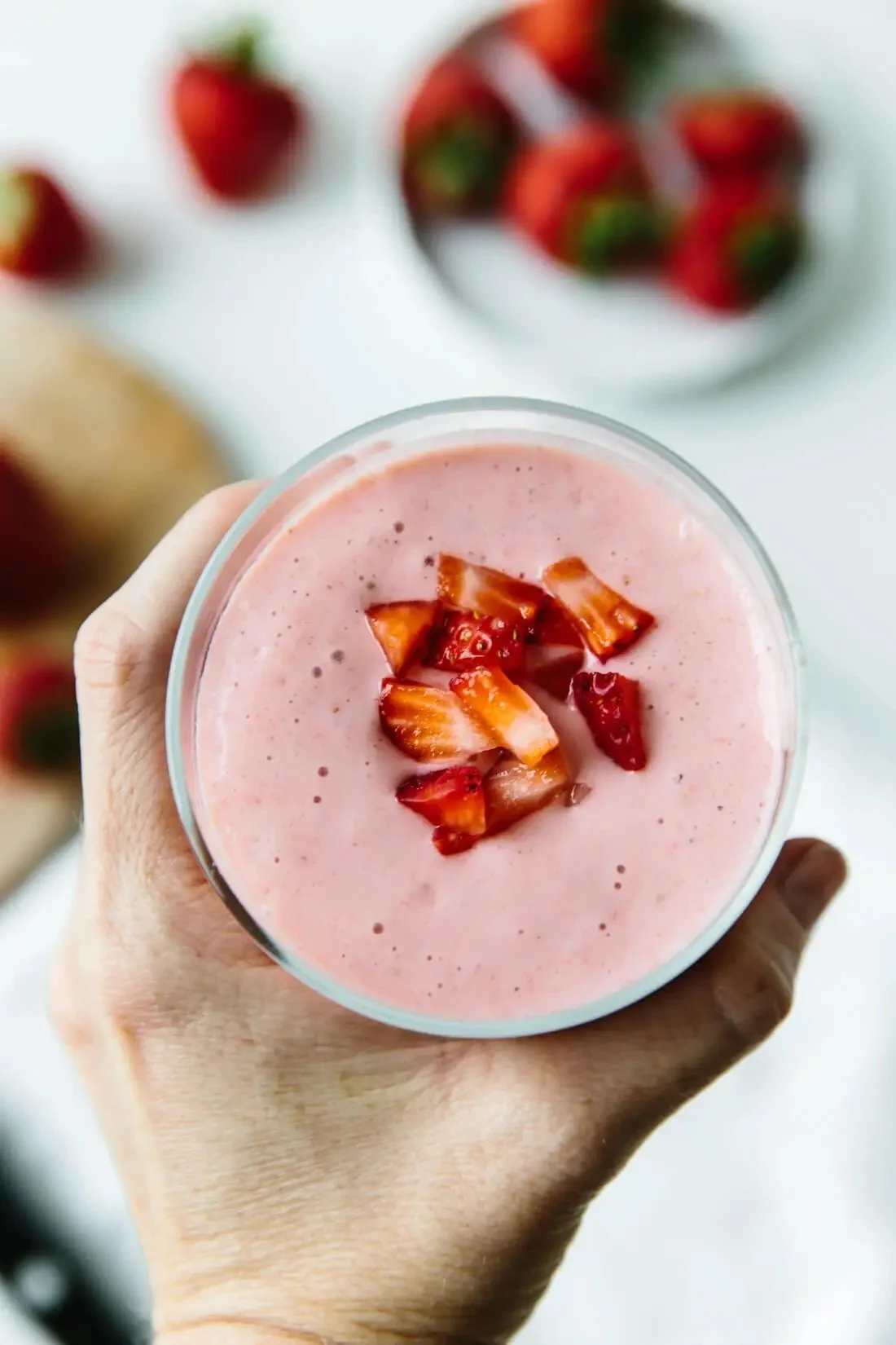 Smoothie à la fraise et à la banane frais dans un verre avec paille