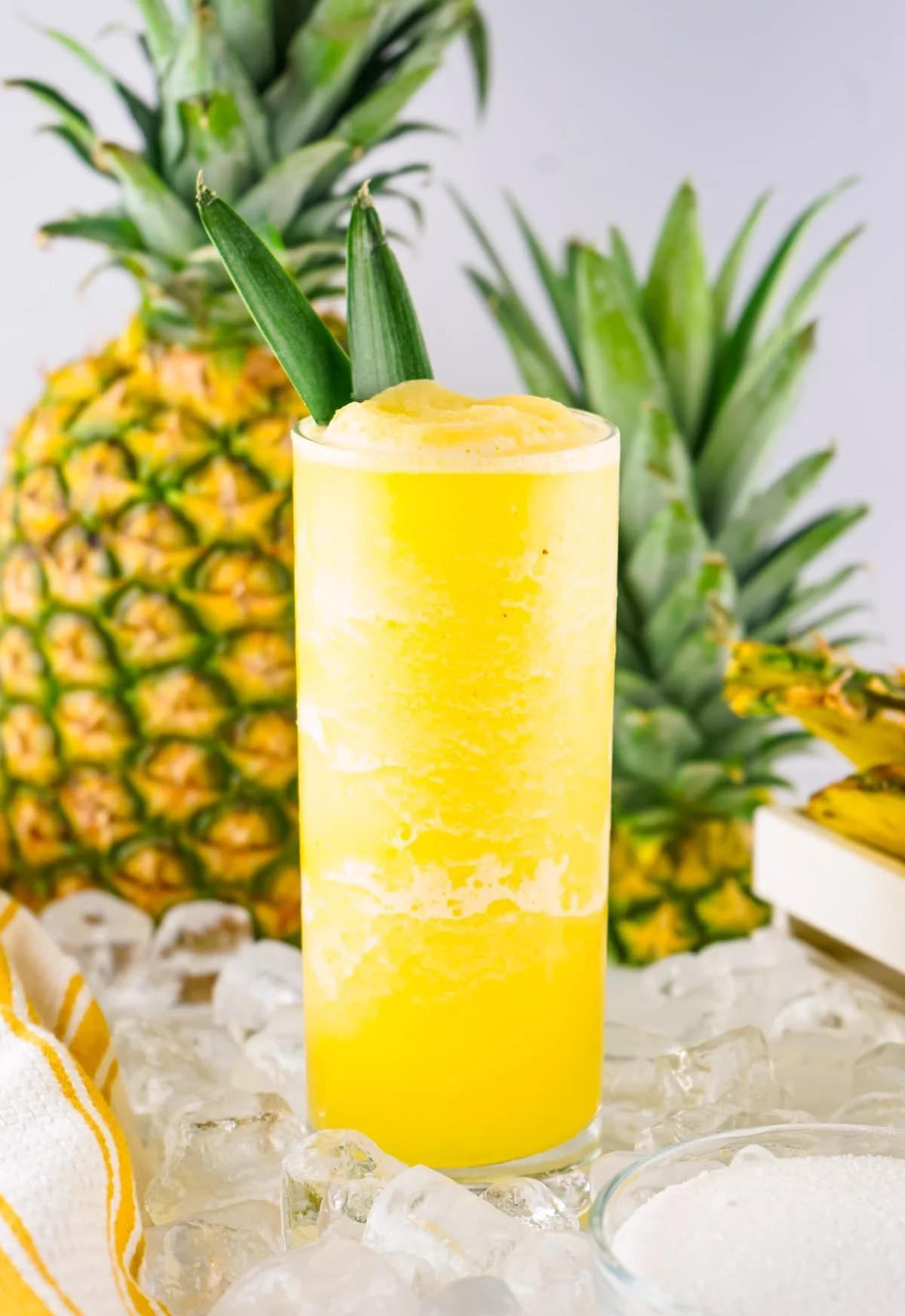Un smoothie à l'ananas frais et crémeux servi dans un verre.