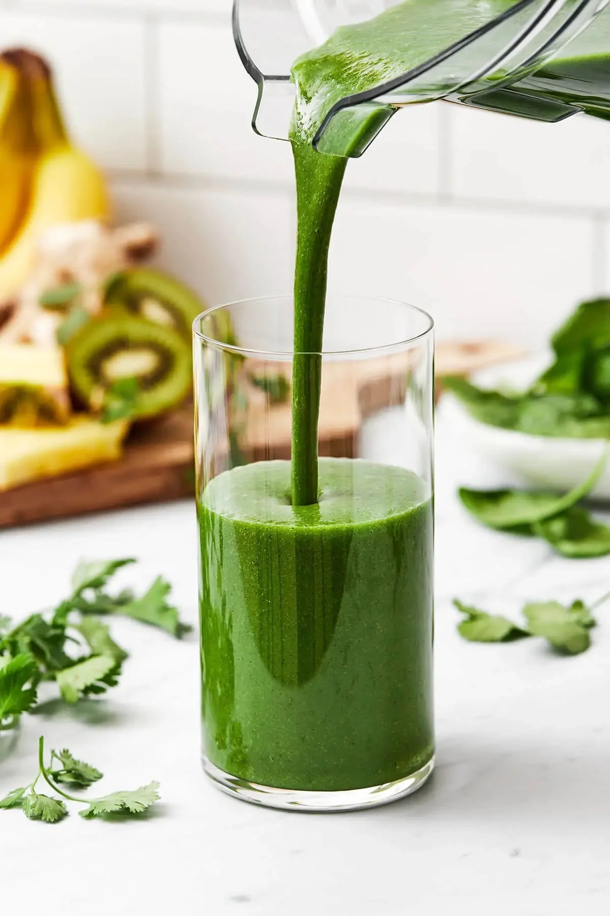 Smoothie de coriandre frais et sain dans un verre