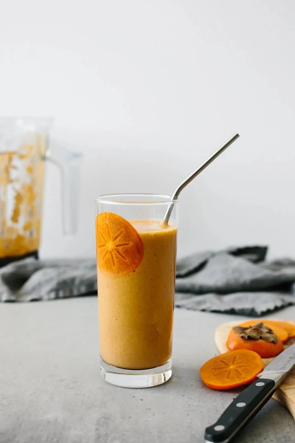Smoothie de kaki épicé, boisson saine et savoureuse à base de kaki et d'épices.