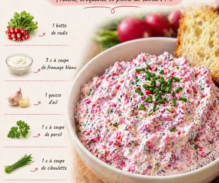 Tartinade de radis à la ciboulette étalée sur du pain grillé