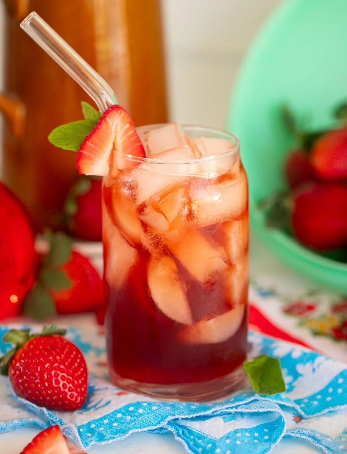 Tasse de Thé Sucré aux Fraises avec fraises fraîches