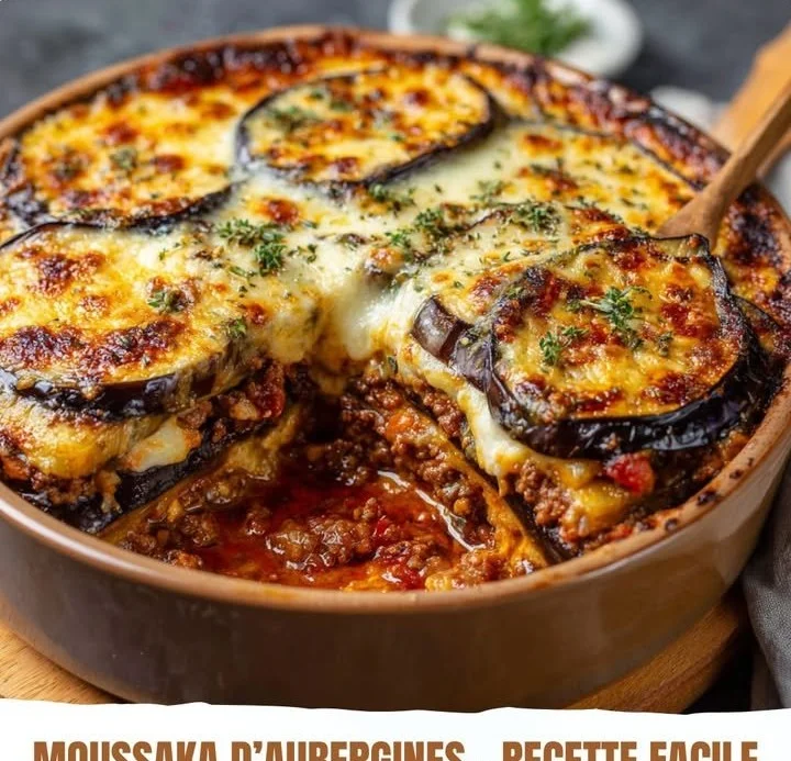 Plat de Moussaka d’Aubergines dorée et garnie de fromage