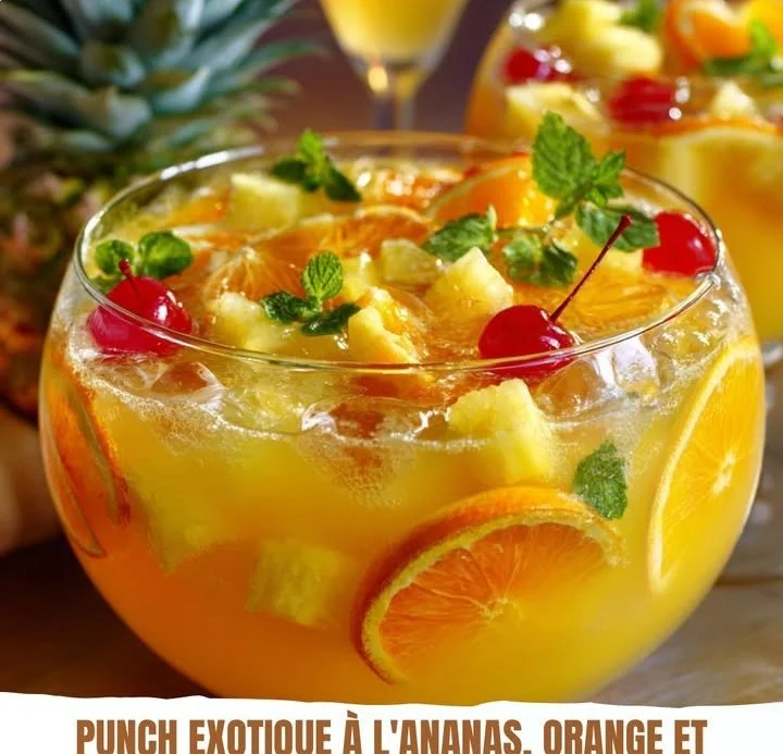 Punch exotique à l'ananas, orange et limonade dans un verre élégant