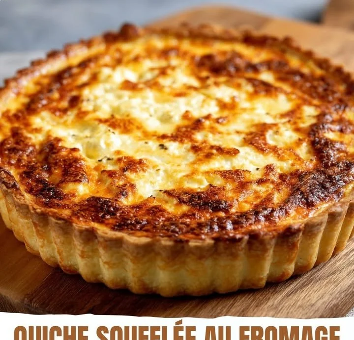 Quiche soufflée au fromage, délicieuse et légère, prête à être servie
