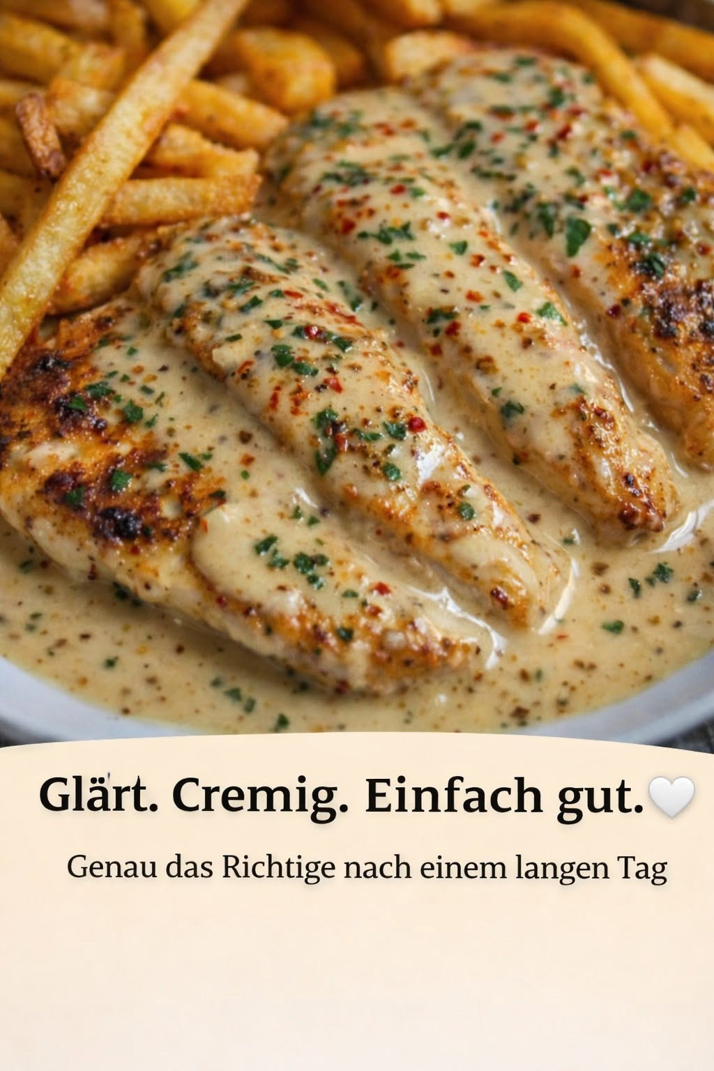 Gebräunte Hähnchenbrüste in heller Kräuterrahmsauce mit Pommes