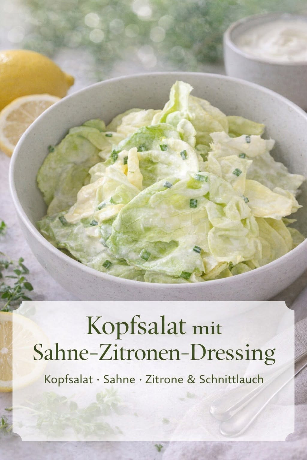 Helle Kopfsalatblätter mit weißem cremigem Dressing