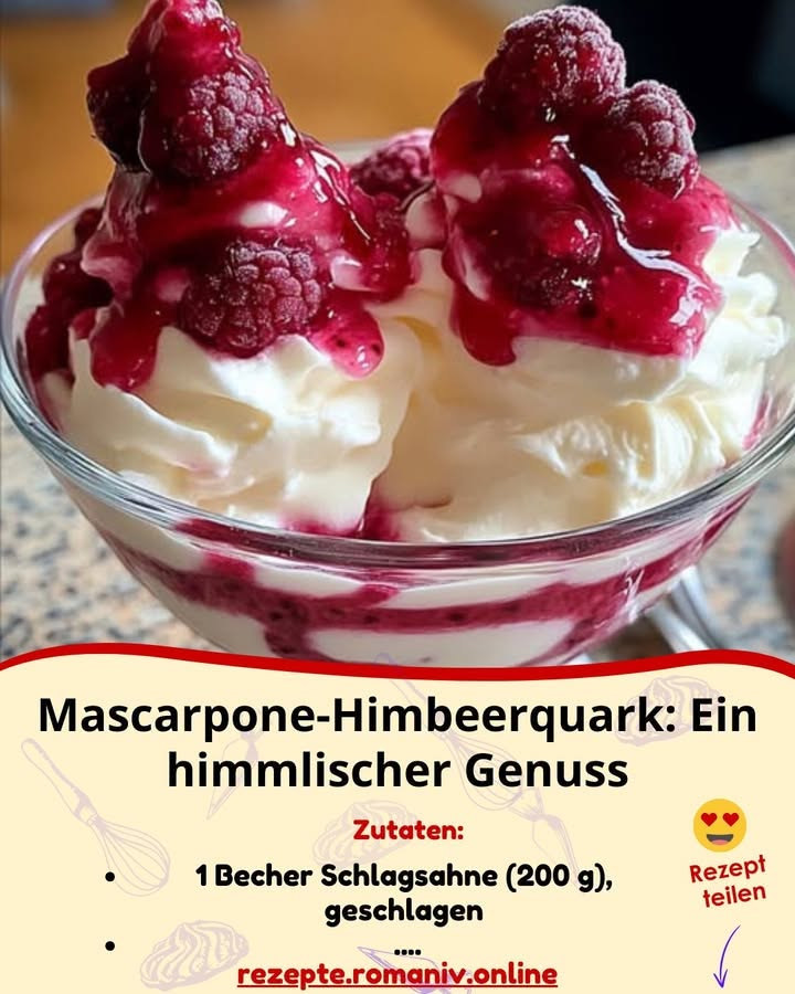 Dessertglas mit heller Mascarpone-Quarkcreme, roter Himbeersauce und Himbeeren